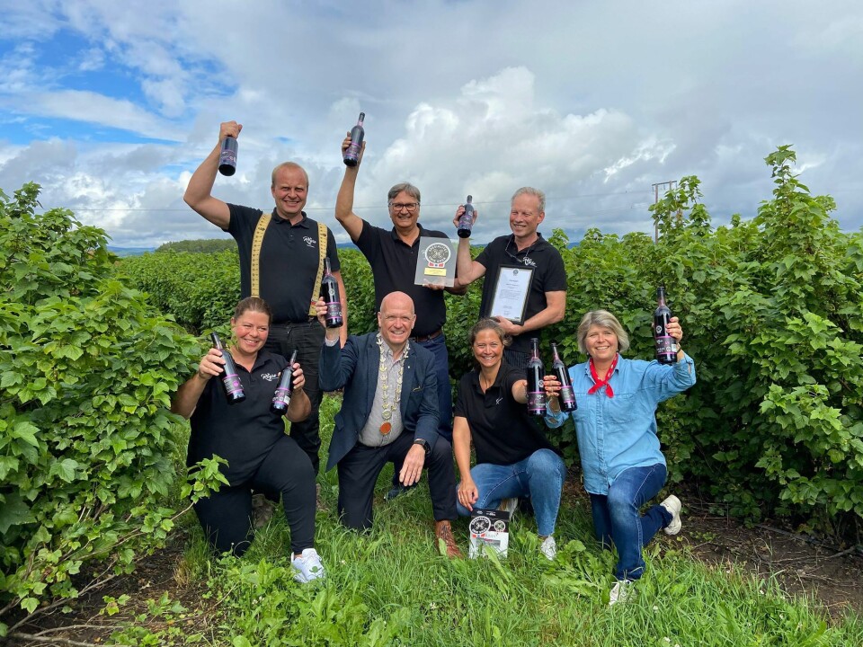 F.v. Eierne Ingvild Collet-Hanssen og Erlend Eilev Mellerud, ordfører Syver Leivestad, Anders Ullern og Stein Helge Hammersbøen fra Presseriet, salgs- og markedsansvarlig Cecilie Bjørnebye Jensen og administrerende direktør i Stiftelsen Matmerk Nina Sundqvist. Foto: Matmerk.