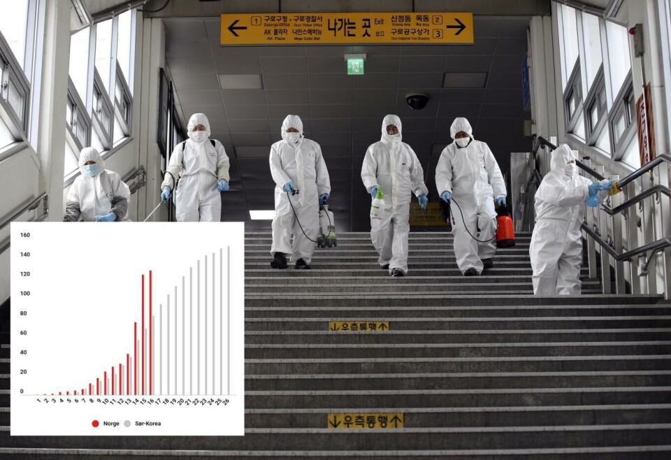 Smittepersonell desinfiserer en trapp i Seoul i Sør-Korea 12 mars.