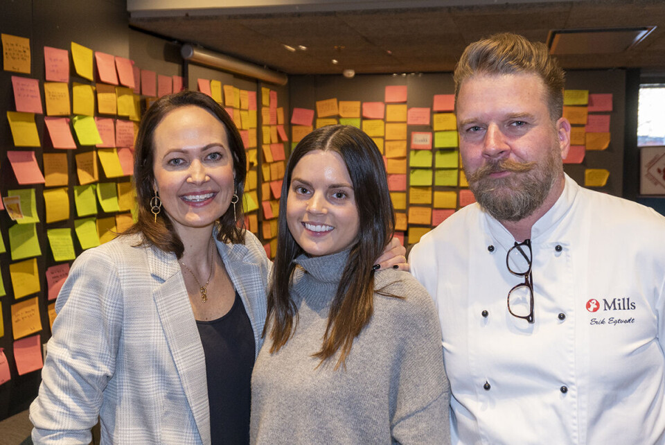 Dette er Mills sitt kreative verksted, kalt Drivhuset. Her er Katharina Stavseth Grude (til venstre), leder kreativ innovasjon, produktansvarlig Tone Staum og innovasjonskokk Erik Egtvedt. Foto Arne Kongsnes