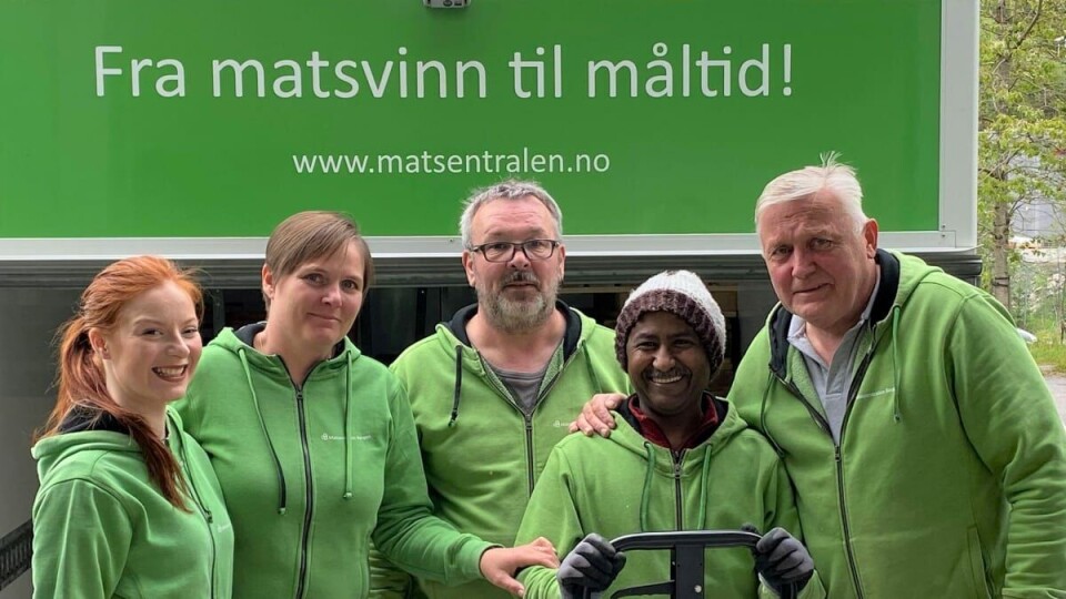 Gjengen hos Matsentralen Vestland opplever stadig økende etterspørsel etter mat til vanskeligstilte. Daglig leder Monica R-M Fuhr (andre f.v.) sammen med ansatt Åge Nilssen (helt til høyre) og frivillige Julie, Bjørn og Solomon. Foto: Matsentralen.
