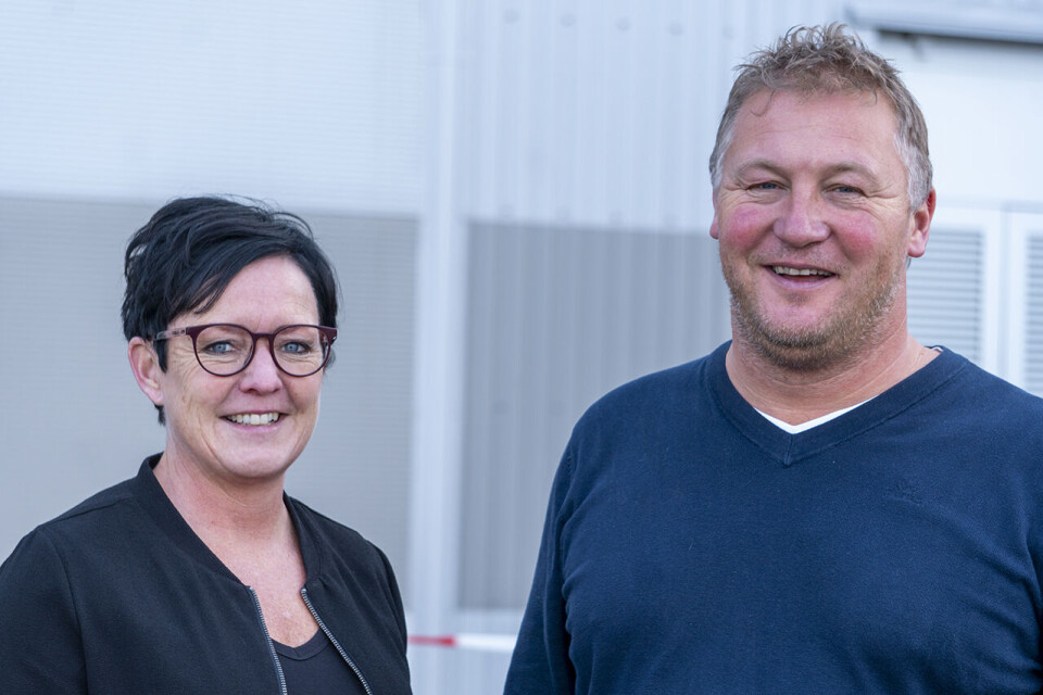 Foto Her er de to uten sikkerhetsutstyret som må benyttes inne i fabrikken. Foto: Arne Kongsnes