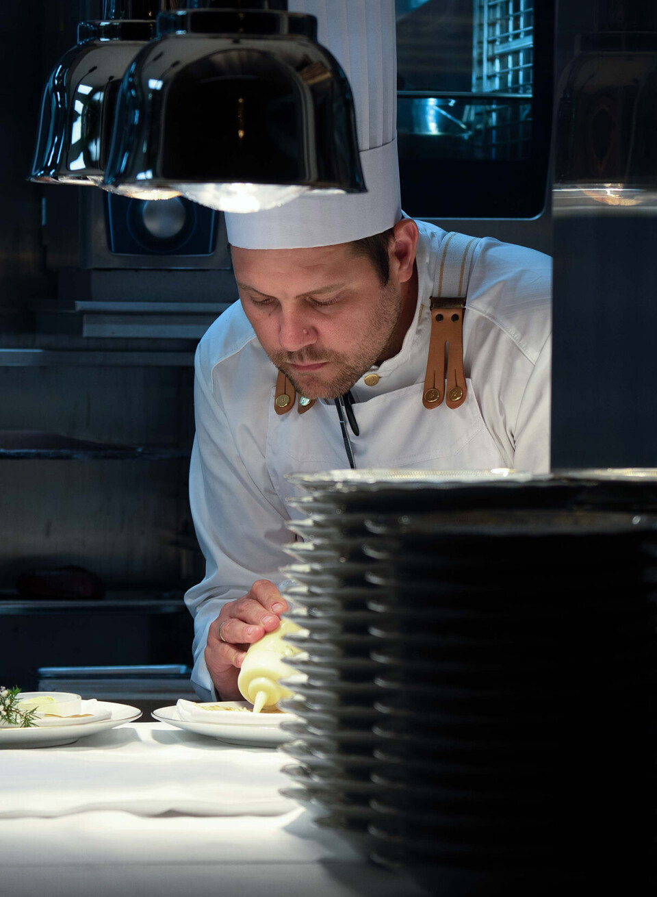 Foto Sterke kjøkkensjefer setter sitt preg på Michelin-restaurantene. Christopher W. Davidsen på Speilsalen hos Britannia Hotel i Trondheim kan skilte med sølv fra Bocuse d’Or. Foto: Georg Mathisen