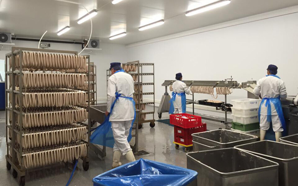 Foto – Det hadde vært artig om man hadde klart å skape litt blest rundt disse yrkene, sier daglig leder Roger Lund hos Åkeberg Skoglunn Pølsemakeri AS.