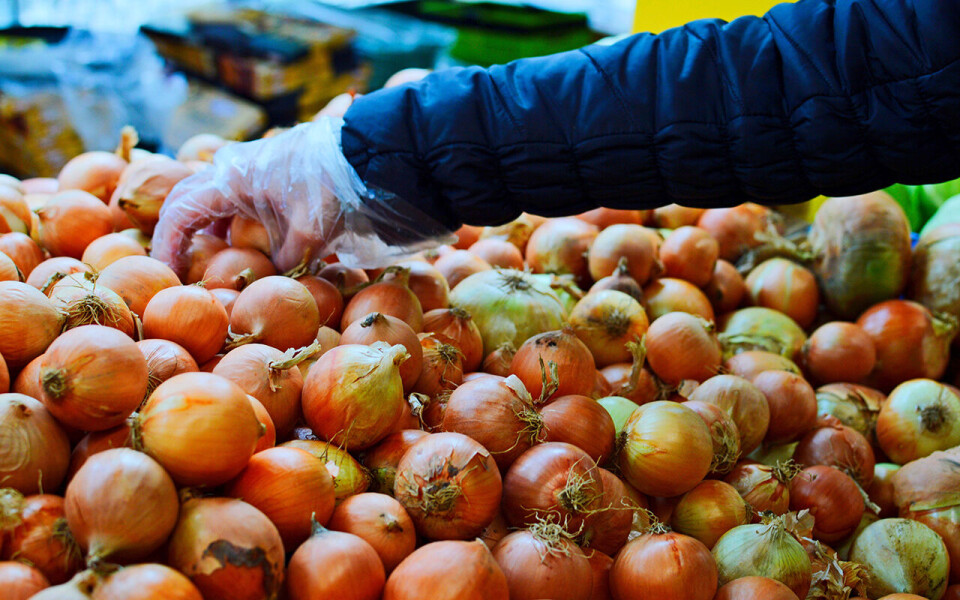 Foto Løken er det vanskeligste produktet å unngå svinn på. Ikke kan den brukes som dyrefôr, og det er begrenset hvor mye det er rom for i industriproduktene. Foto: Shutterstock