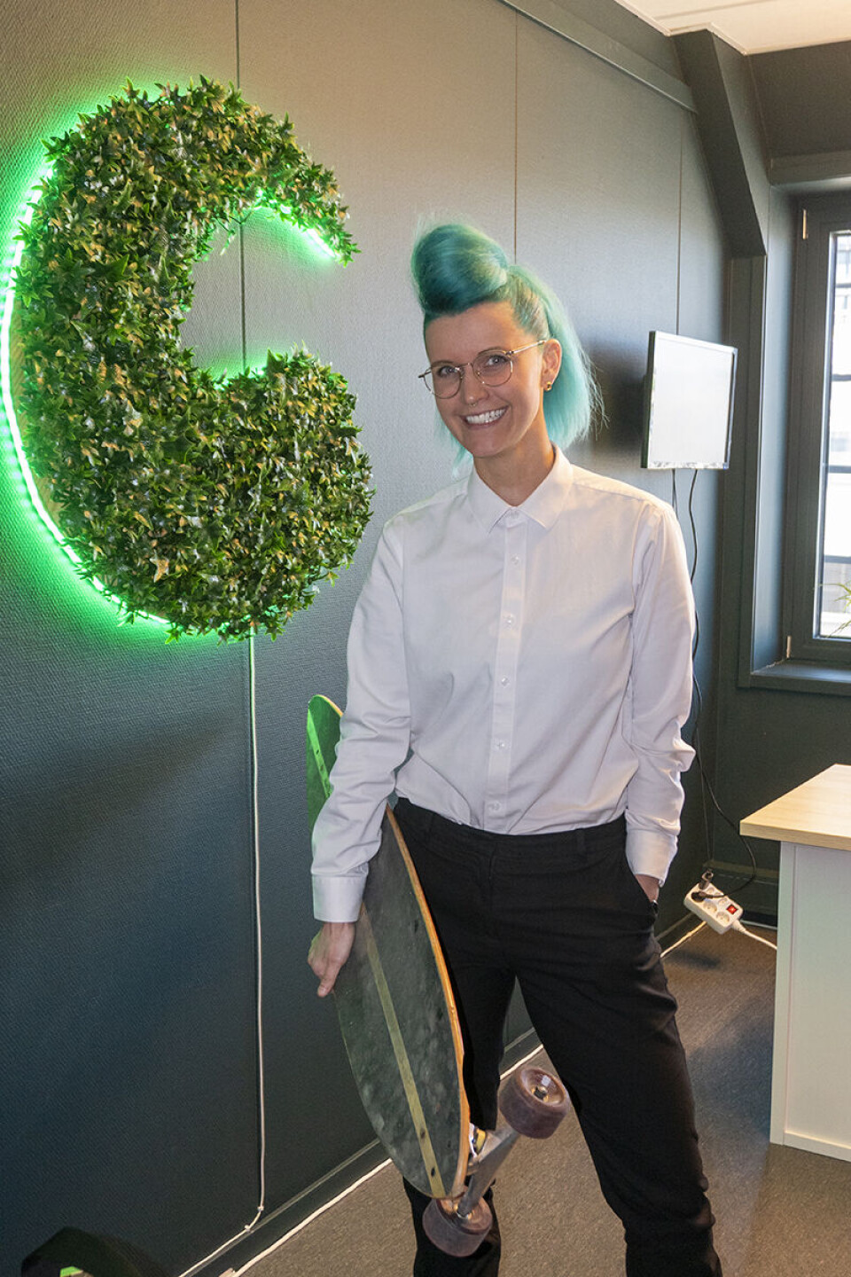 Foto Longboardet er et rullebrett som gjør det lett å komme seg raskt rundt i lokalene til TotalCtrl i Oslo City-bygget for Charlotte Aschim. Foto: Arne Kongsnes