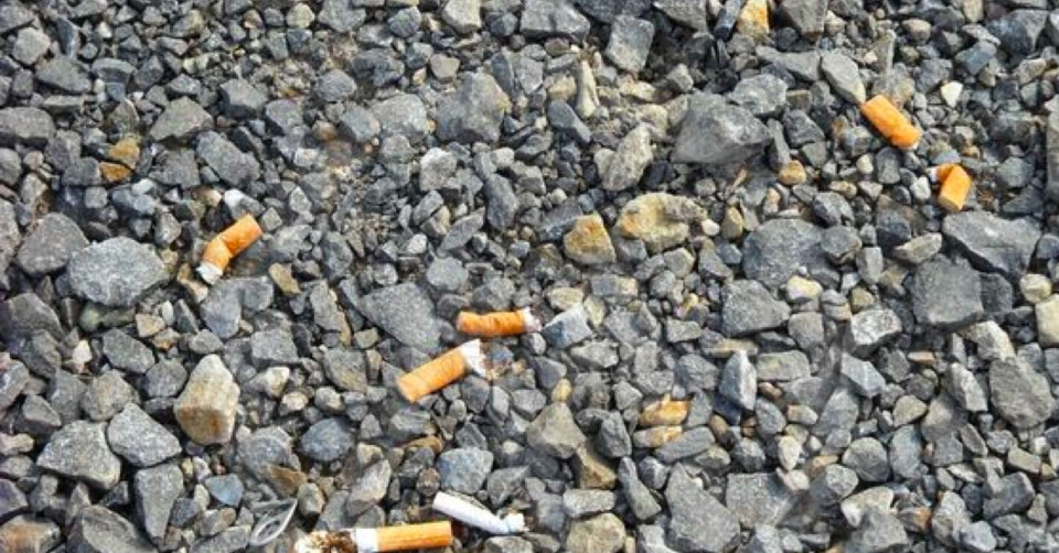 Filteret på sigaretter inneholder plast, og disse får da krav om merking. Foto: Mostphotos