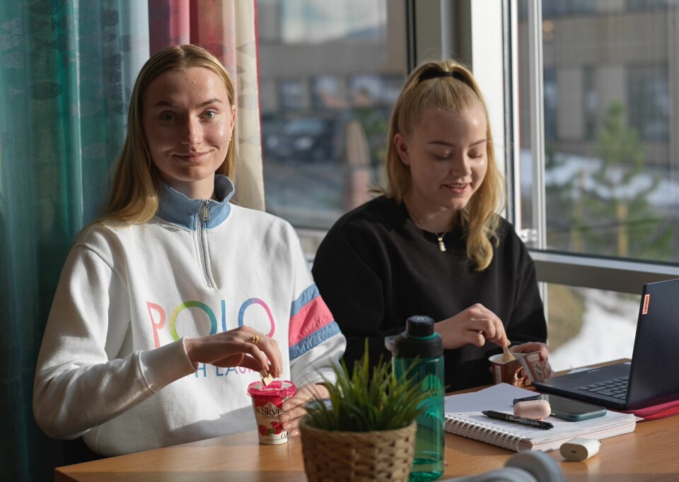 Mia Eline Kaarstad (21) fra Odda i Hardanger (til venstre) og Marthe Sollied Nordgård (19) fra Senja. Foto: Audun Iversen, Nofima