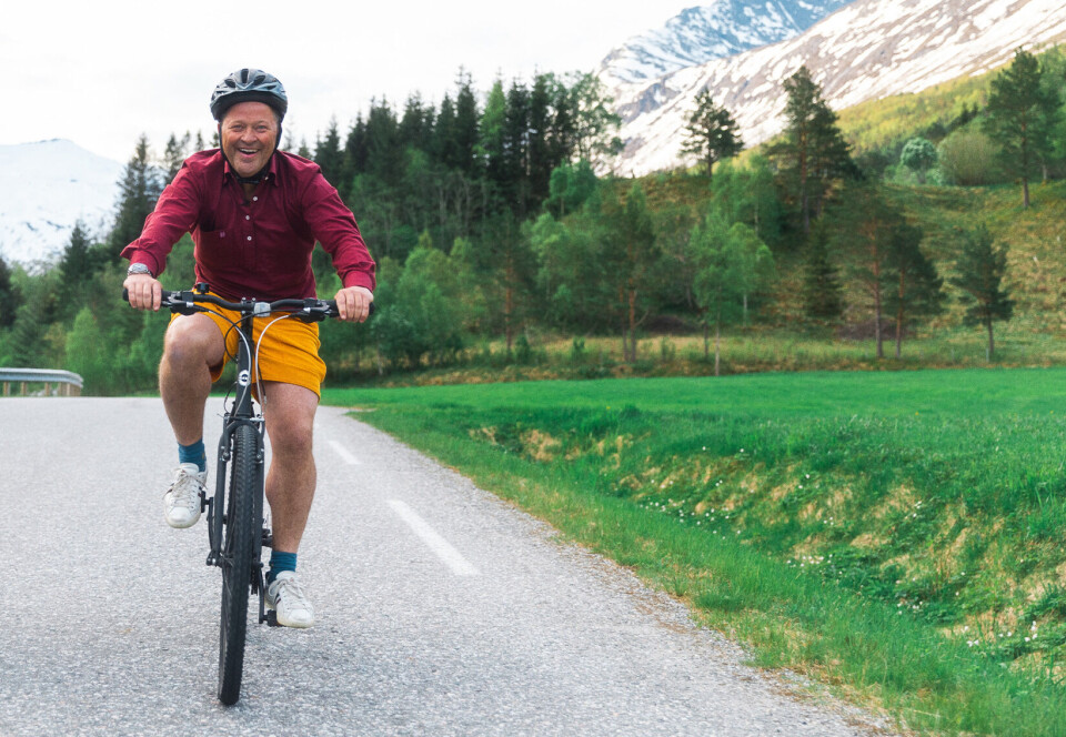 Arne Hjeltnes har sammen med Coop laget en lokalmatguide, som kalles «Verdt å tråkke til». Dette er en guide til lokalmatprodusenter over hele landet.