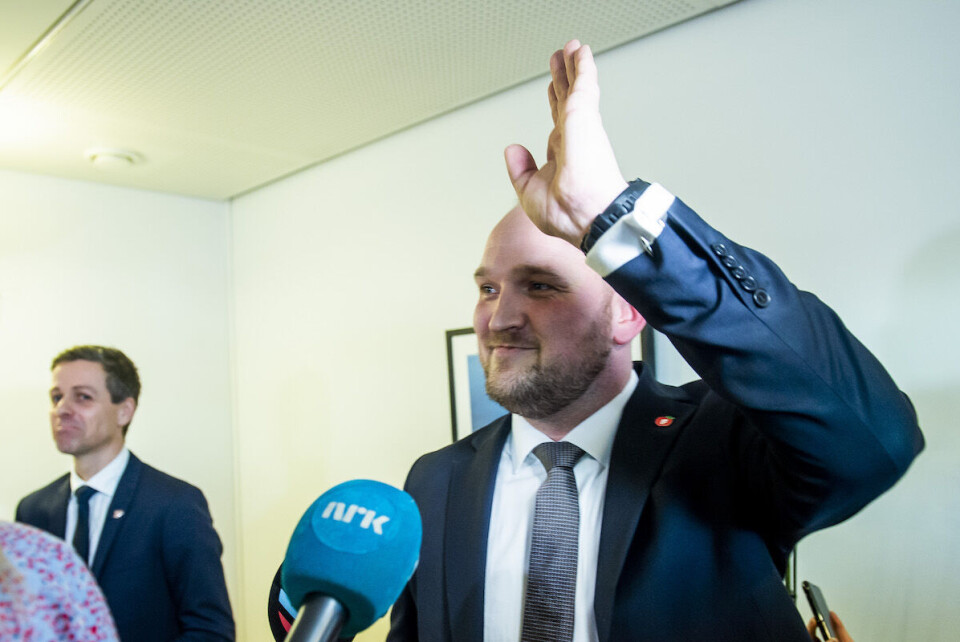 Fra nøkkeloverrekkelse i samferdselsdepartementet mellom Jon Georg Dale og Knut Arild Hareide i 2020.