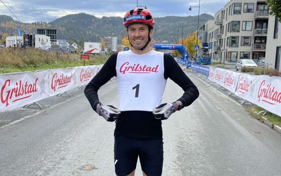 Emil Iversen går fra nå av med Grilstad-logoen på drakta. På rulleskirennet Hommelvik Grand Prix kunngjorde verdensmesteren at han valgte Grilstad som sin private hovedsponsor. Foto: Grilstad
