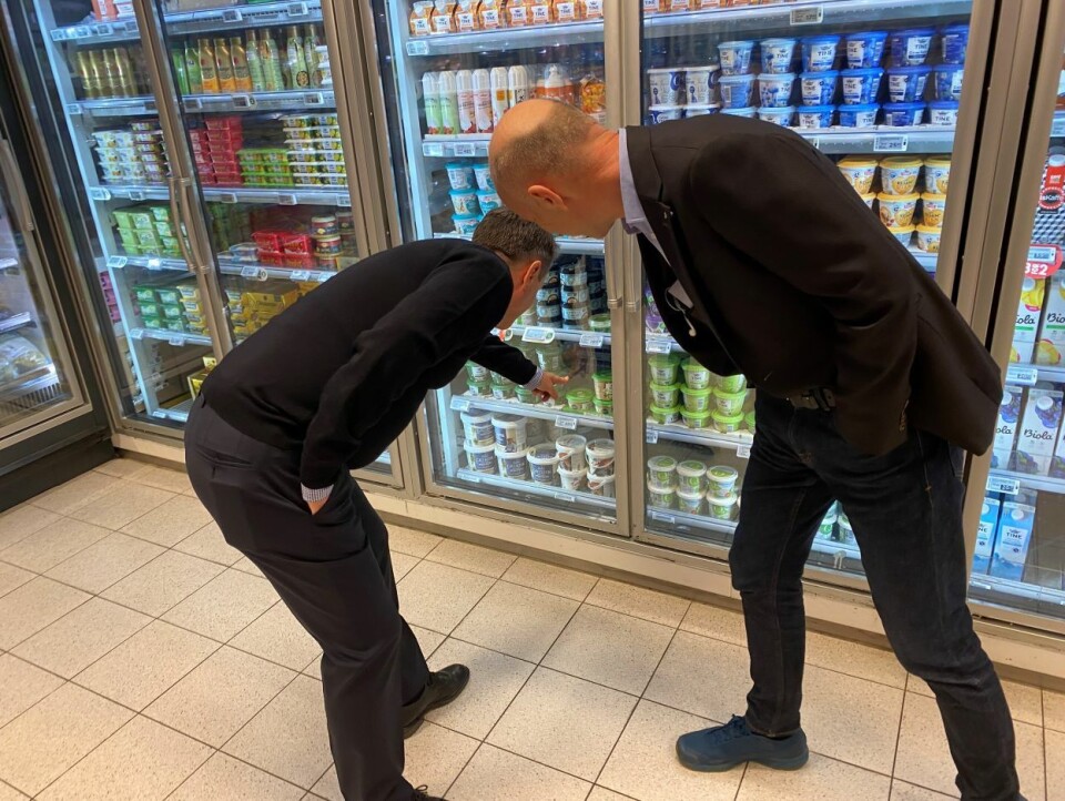 Foto Hvor er nå det rømmebegeret..? Runar Hollevik og Gunnar Hovland leter etter klimavennlig emballasje i butikkhyllene. (Foto: kpr)