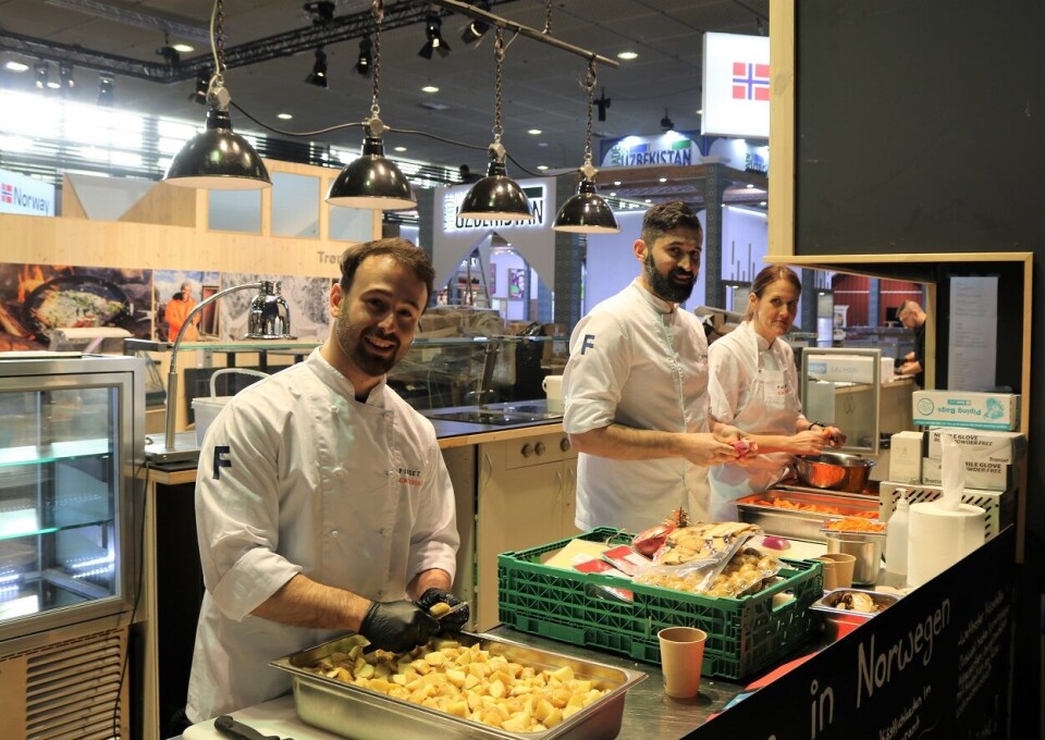 Kokkene Juan Manuel Fernandez, Ömer Demir og Solveig Aagaard Svahnström fra Furset Catering har mer enn nok å gjøre dagen før den norske paviljongen åpner på messen i Berlin. Foto: Hermann Möhring