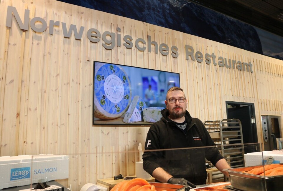 Petter Wahl Sekne, executive chef hos Furset Catering, regner med at han og kjøkkensjefene må lage 24.000 måltider, basert på norske råvarer, i løpet av Berlin-messen. Foto: Hermann Möhring