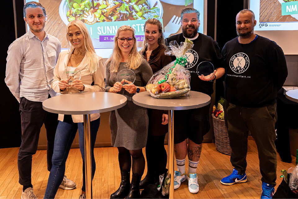 F.v: Tredjeplass til Healthy EATS A/S Arve Førland Eide og Vilde Regine Tellnes. F.h: Andreplass Kaikanten Streetfood Preben Gulliksen og Anwar Hilmarsen. I midten står gullvinnerne Husly Kafé & Catering AS Ina Seljestad Flaatin og Iselin Sletta Jakobsen.