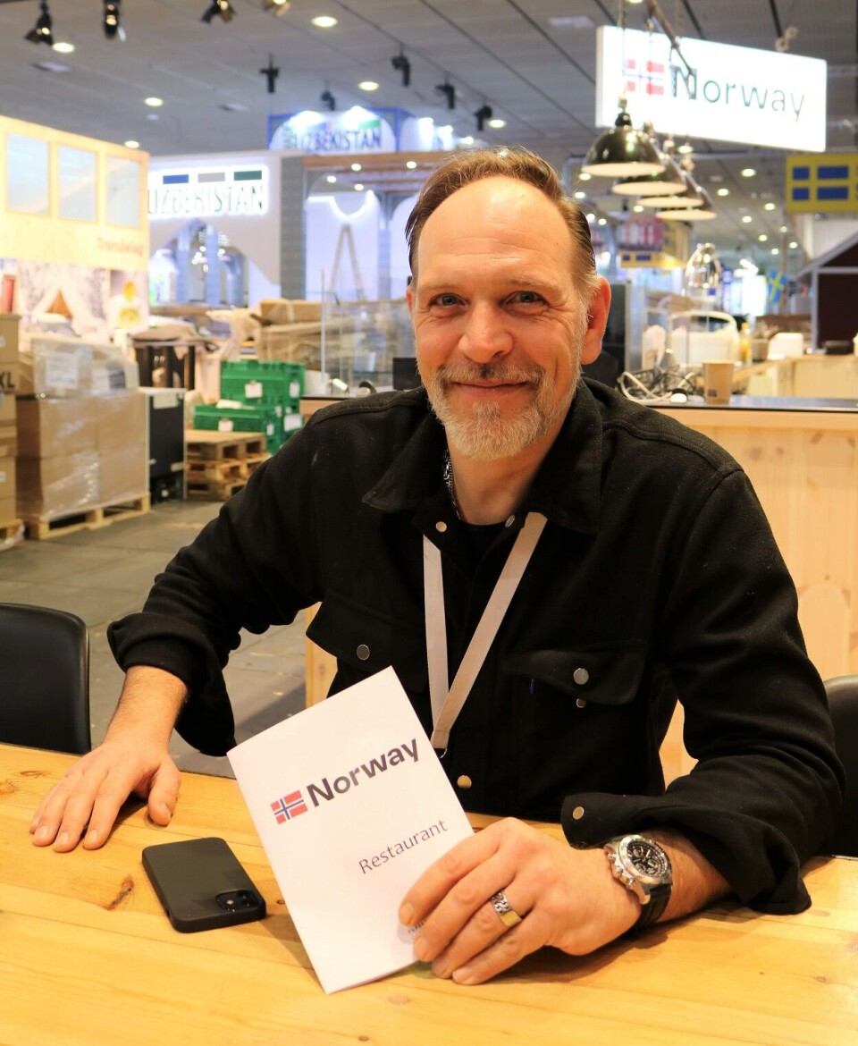 Serviceansvarlig Konstantin Zimmermann er sikker på at norsk mat blir en suksess på messen. Særlig på grunn av kvaliteten, mener han. Foto: Hermann Möhring