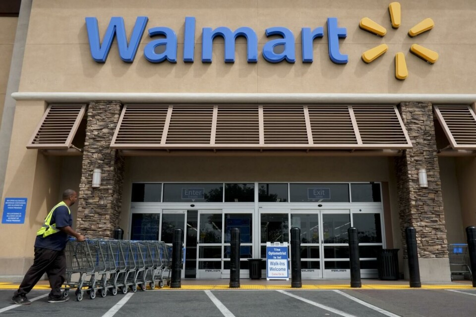 Dagligvarekjeden Walmart har blitt saksøkt av delstaten California for å ha kvittet seg med giftig avfall på ulovlig vis. Arkivfoto: Jae C. Hong, AP, NTB