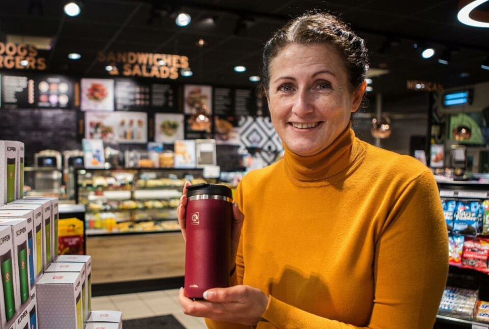 Jeanette Amara viser fram Koppen 2022, en kopp som eieren kan fylle ubegrenset med varm drikke gjennom hele neste år. Foto: Johnny Syversen