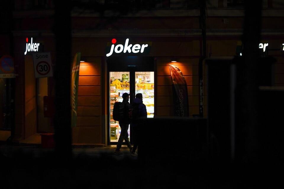 Nærbutikker, som har slitt med høye strømregninger i høst, kan nå søke om statlig tilskudd.