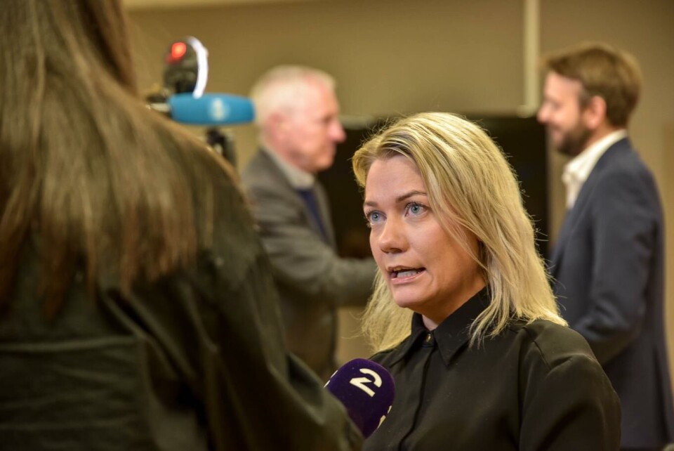 Landbruks- og matminister Sandra Borch mener dagligvarekjedene skrur opp prisen på leverandørenes merkevarer samtidig som de setter ned prisen på sine konkurrerende egne merkevarer.