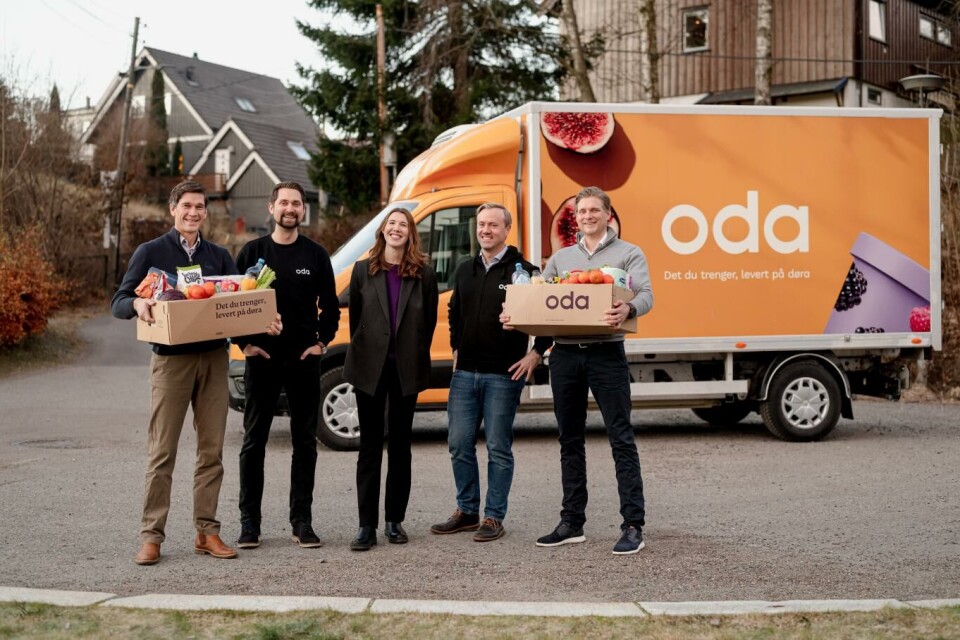 Oda henter 1,5 milliarder kroner i frisk kapital. På bildet: Martin Gjølme (Verdane), Karl Munthe-Kaas (Oda), Kristin Thornes Woldsdal (Oda), Vegard Vik (Oda) og Staffan Mörndal (Summa Equity). Foto: Oda