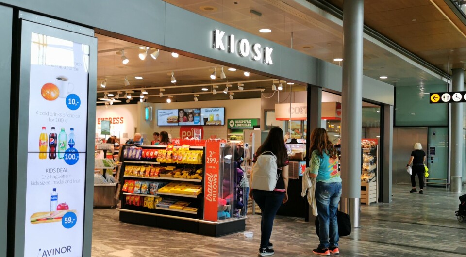 Masse folk i kiosken, mangel på folk bak disken