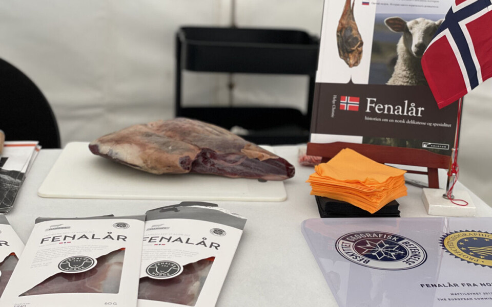 Her markedsføres fenalåret under en messe i Lyon.