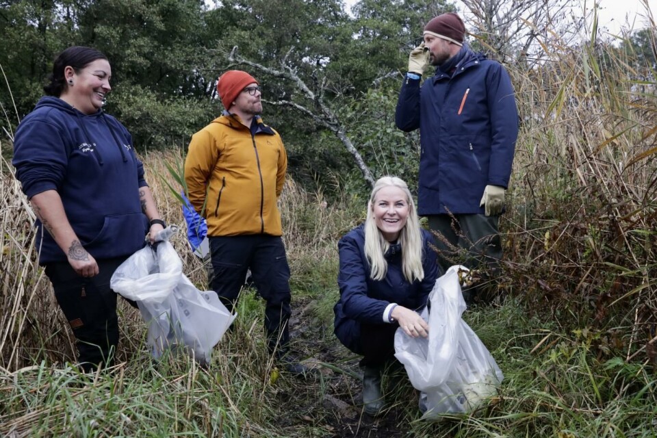 I 2021 var kronprins Haakon og kronprinsesse Mette-Marit med på strandrydding i Gansrødbukta (Øra naturreservat) under fylkesbesøket i Fredrikstad. Her med representant for kriminalomsorgen og Blå Kors-ansvarlig Are Grønsund (nr. to t.v.).