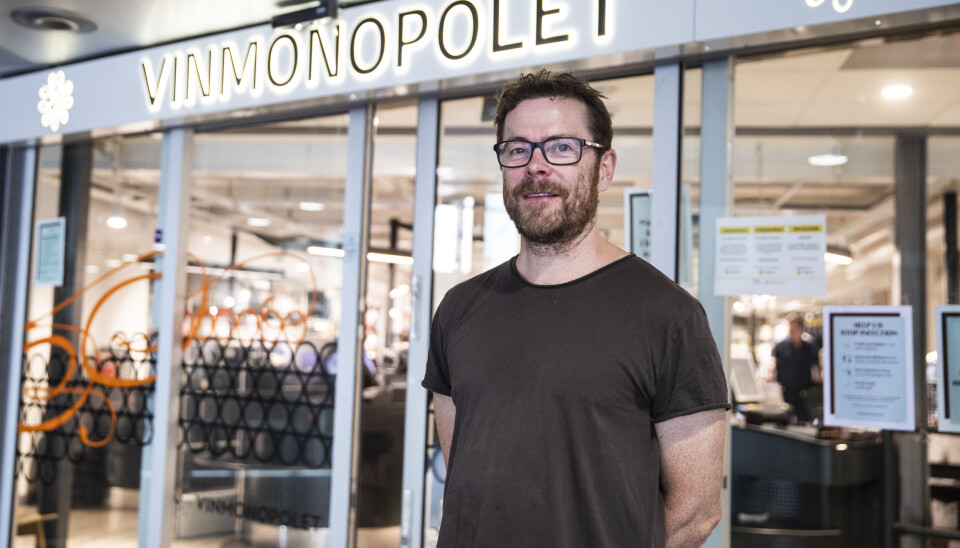 Jens Nordahl, kommunikasjonssjef i Vinmonopolet, fotografert utenfor Vinmonopolets butikk på Oslo S.