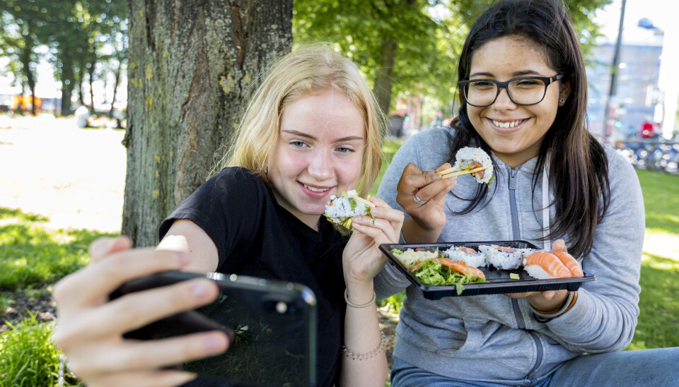 Helsemyndighetene erkjenner at om de skal få folk til å spiser sunt, må de helst etablere sunnere spisevaner tidlig i livet. Da er det sosiale nettverk og influensere som har mest gjennomslagskraft.